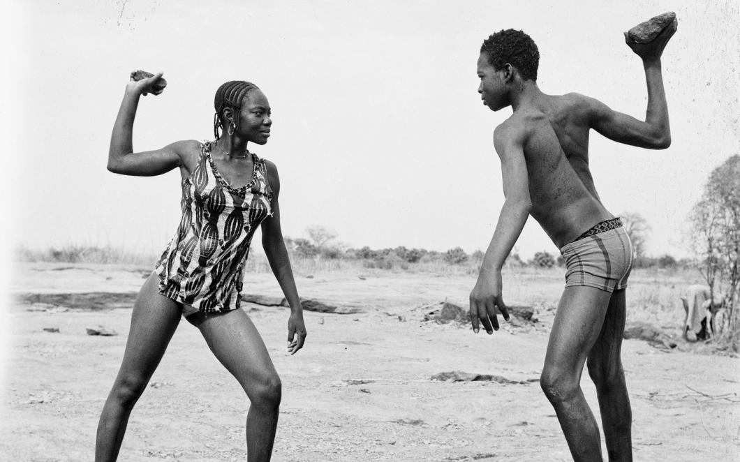 Malick Sidibé - Combat des amis avec pierres