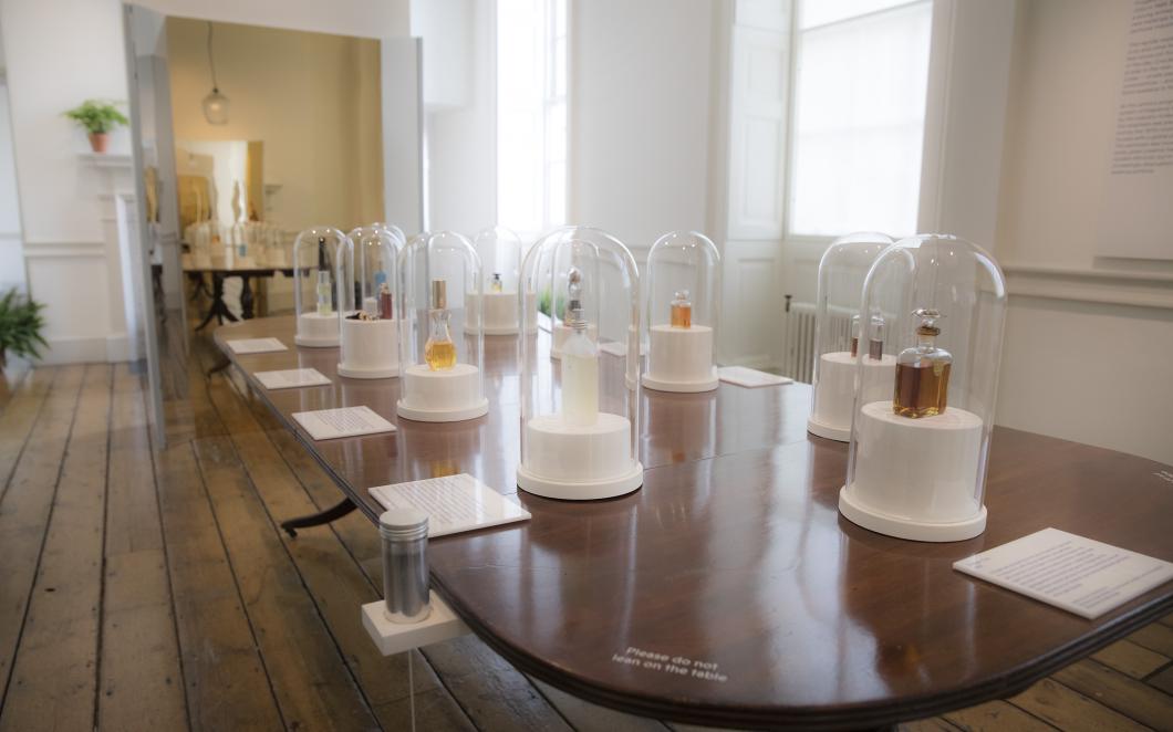 Iconic fragrances in Perfume: A Sensory Journey Through Contemporary Scent