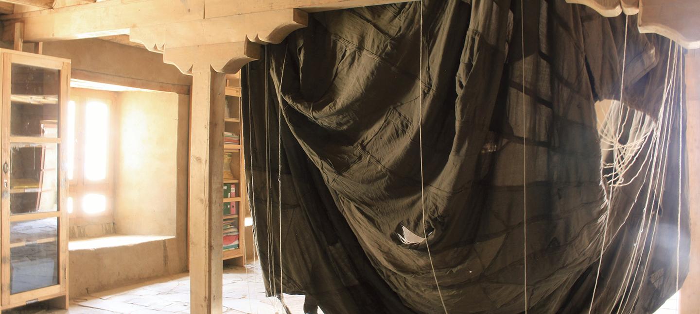 Baptist Coelho Nowhere but here 2015 Siachen thermal shirts and pants, nylon cords and metal rings Diameter of parachute’s canopy: 812 centimeters Display dimensions: variable Courtesy: Artist & Project 88, Mumbai