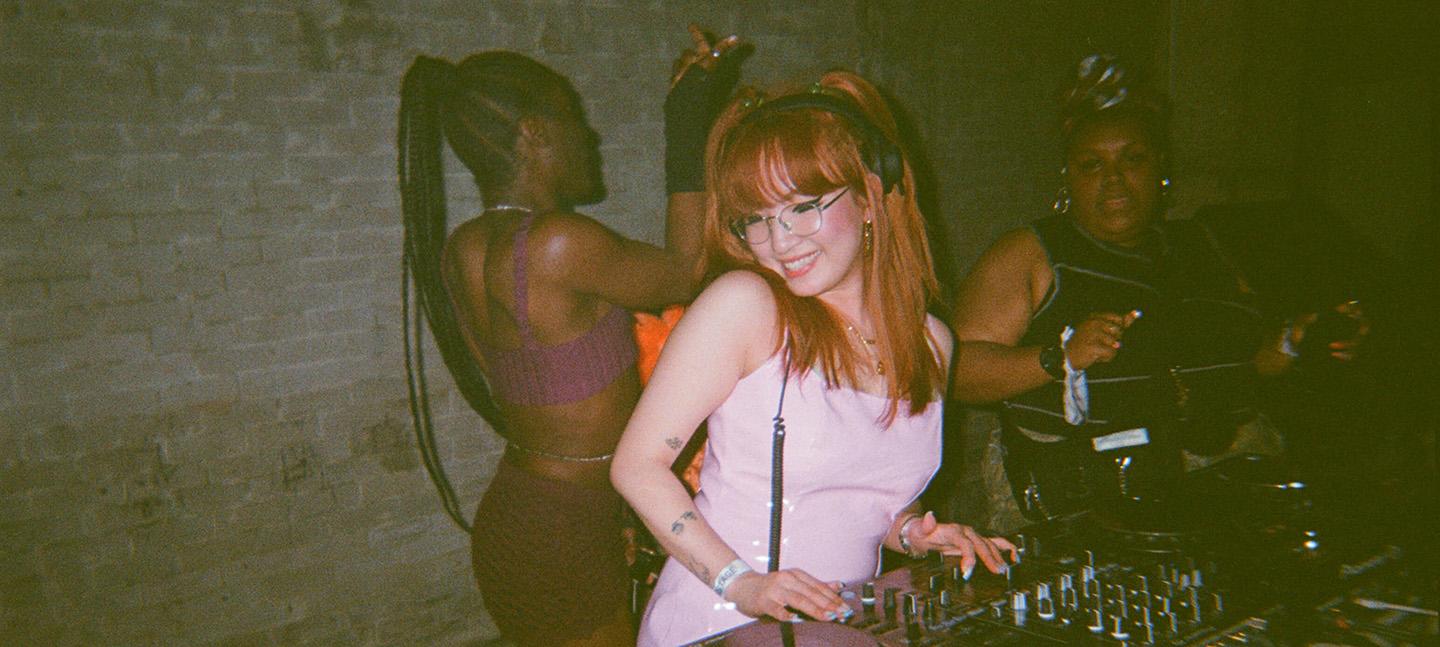 A photo of Oh Annie Oh on the decks.