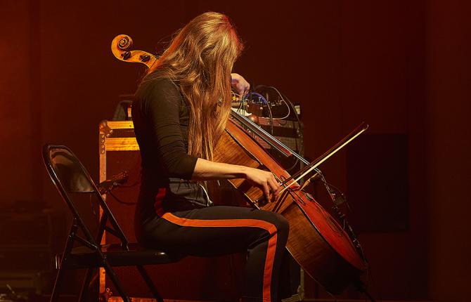  Musician Lucy Railton performing, Photo by Anne Tetzlaff
